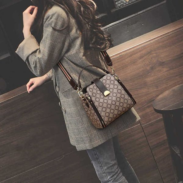 

luxury 2023 factory direct sales ins new style crossbody summer fashion versatile design women's handbag bucket bag tide