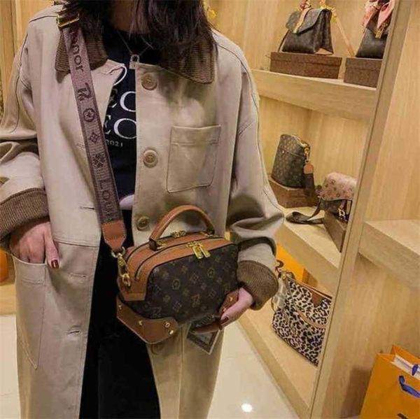 

2023 new luxury bags glory postman with silk scarf minority shoulder sense