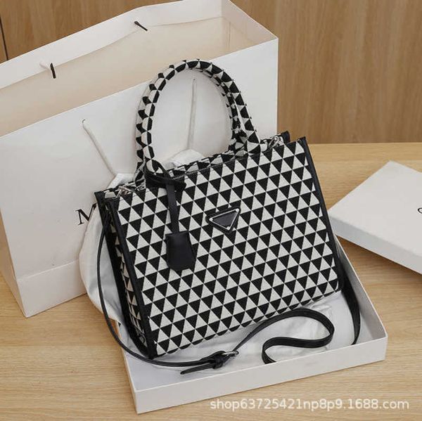 

2023 factory direct sales fashionable women's new high-end and stylish horizontal handbag with triangular pattern canvas tote bag trend