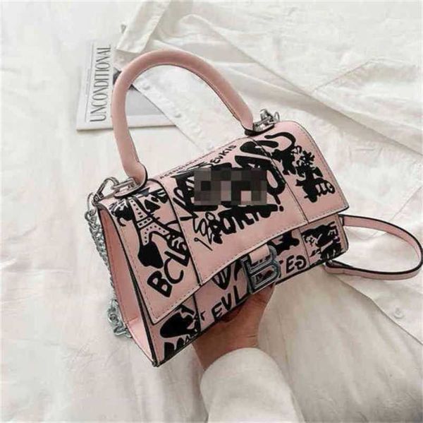 

graffiti hourglass square version trend style texture messenger