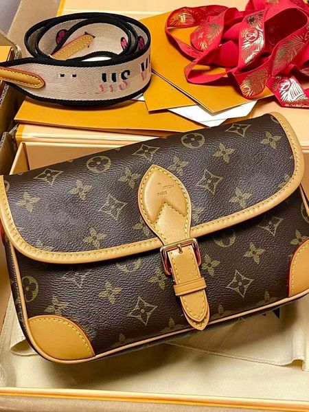 

new luxury designer factory direct sales 2023 genuine leather women's dinae embroidered strap single shoulder crossbody method stick po
