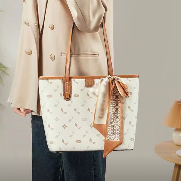 

2023 new fashion tote bag female small senior sense crossbody out large bag