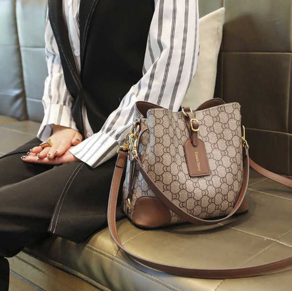 

new luxury 2023 factory direct sales large capacity middle ancient fashion versatile one shoulder crossbody women's old-age bucket bag