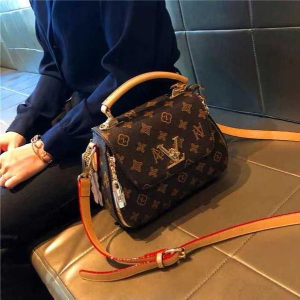 

luxury designer 2023 factory direct sales physical with new women's passy old flower postman flip chain strap shoulder bag