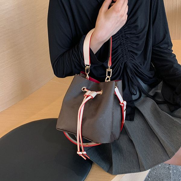 

brand 2024 women's duffel bags woman shoulder bag pu thick leather fashionable for girls' cosmetics storage large fashion capacity