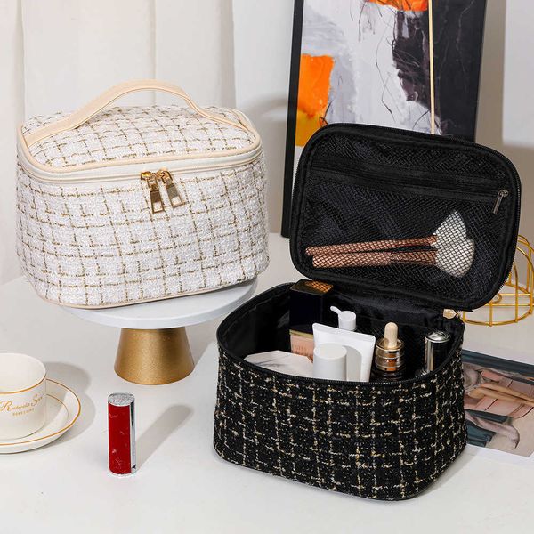 

cosmetic bags cases makeup bag with large capacity high beauty value and super fire portable cosmetics storage 230704