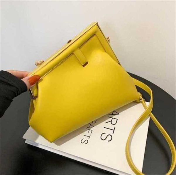 

2023 new luxury bags sense saddle spring trend personalized simple shoulder messenger metal buckle