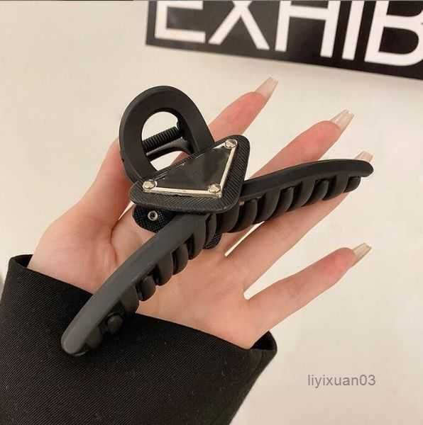 

designer barrettes womens girls metal triangle p-letter hair clips high-quality brand classic versatile leisure headwear hairclips black sha, Golden;silver