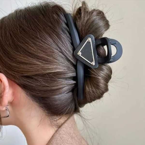 

designer barrettes womens girls metal triangle p-letter hair clips high-quality brand classic versatile leisure headwear hairclips black sha, Golden;silver