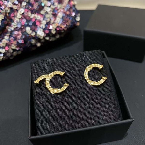 

2023 luxury quality charm simple stud earring in 18k gold plated have box stamp engrave style ps7413b, Golden