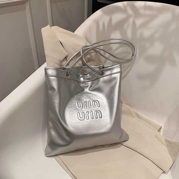 

designer bags oil wax leather bag women casual portable shoulder underarm bag large bag miu tote bag evvl