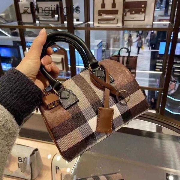 

2023 women fashionable new outlet handbags tote fashion burbreryes hands and bags versatile portable crossbody boston women 7eh9