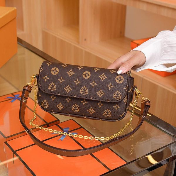

factory wholesale ladies' shoulder bags 2 colors minority design printing handbag classic old fashion chain bag wear-resistant leather, Black;red