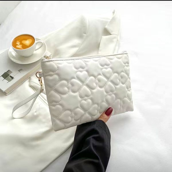 

2023 new fashion personality indentation design solid color foreign hand envelope bag holding female bag