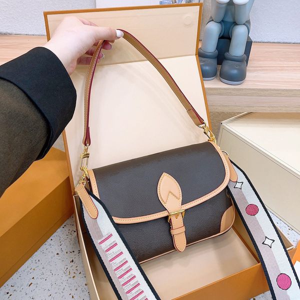 

flower baguette women small square bag wide shoulder strap single shoulder crossbody luxury underarm bags classic messenger tote purse desig