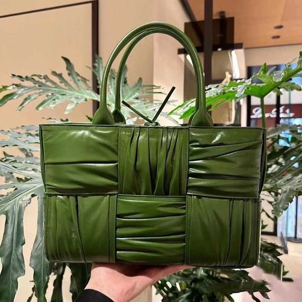 

spring/summer 2023 new fashion versatile makaron pleated oil leather knitted handheld tote bag large capacity women's bag 230401
