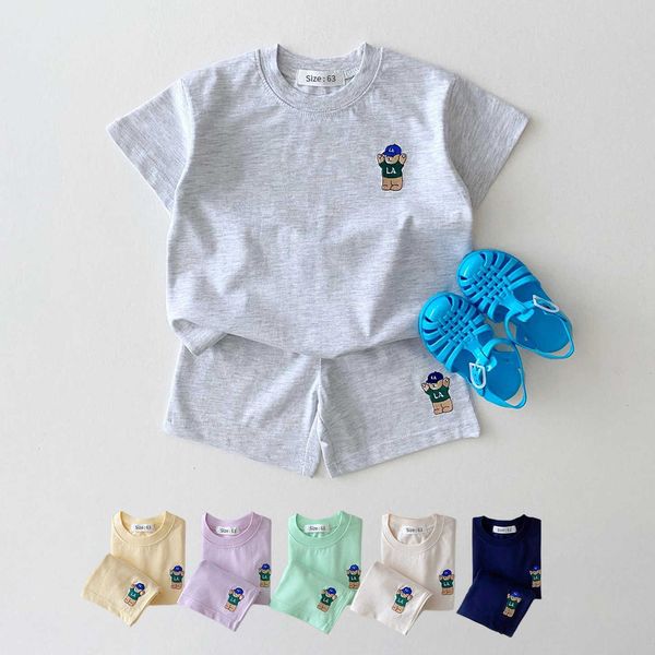 

2023 summer korea baby boys suit embroidered bear badge tees t shirtswithloose shorts girls 2pcs casul infant sets toddler clothes p230331, White