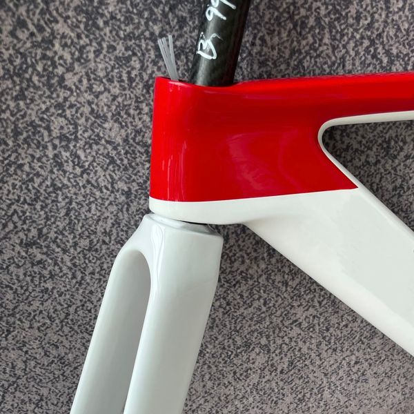 

2023 new carbon road bike frame disk bicycle racing frameset bike made in taiwan 1:1 c.y white color