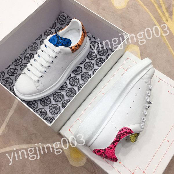 

2023 luxury designer casual shoes embossed sneaker white black mens sneakers women trainers hl210210