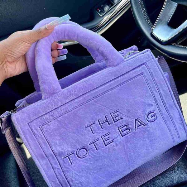 

2022 winter new trend latest fluffy fur pleated designer handbags famous brands purses and women's tote bags