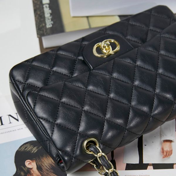 

genuine leather material for women's black shoulder bag with metal chain buckle opening and closing design, lined with zipper pocket