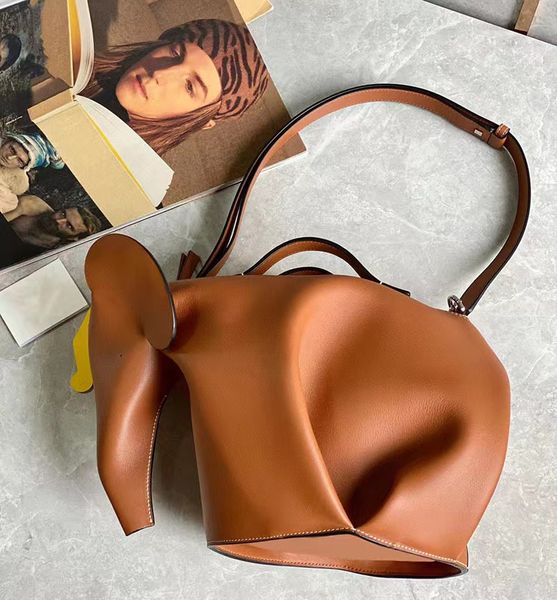 

european and american retro leather cowhide elephant portable oblique straddle men's and women's same animal shape bag