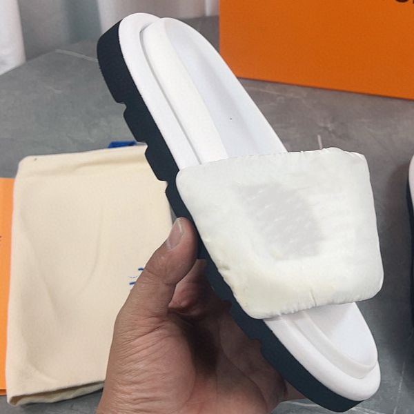 

luxury l designer men women slippers monogram sandals embossed printing pool pillow comfort hook & loop mule summer flat heel scuff slides f, Black