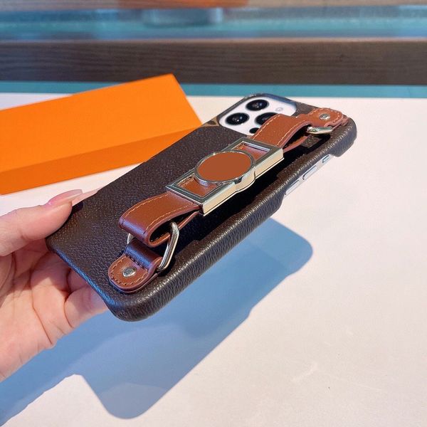 

iphone 13 12 11 case designer phone cases for apple 14 pro max xr xs 8 7 6 plus luxury pu leather wristband back covers fundas black brown w