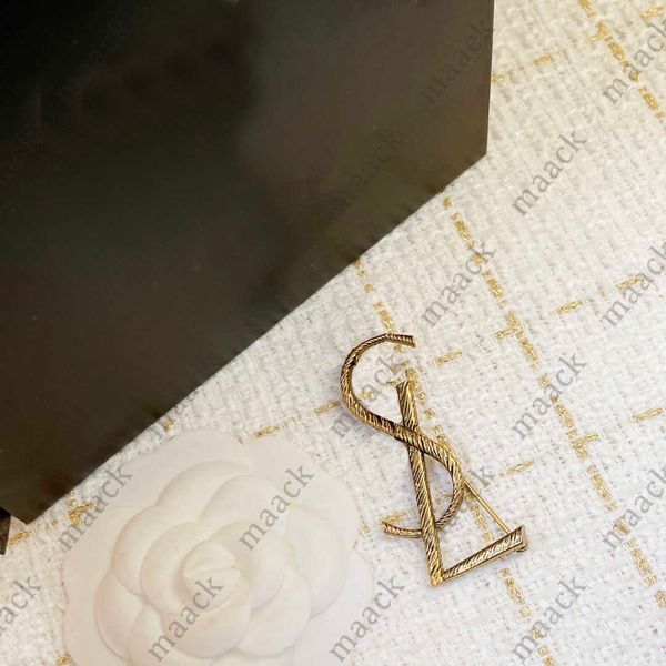 

pins brooches luxury designer jewelry mens womens pin brooch gold letters classic brand brooch suit party dress ornaments beautiful m230405, Gray