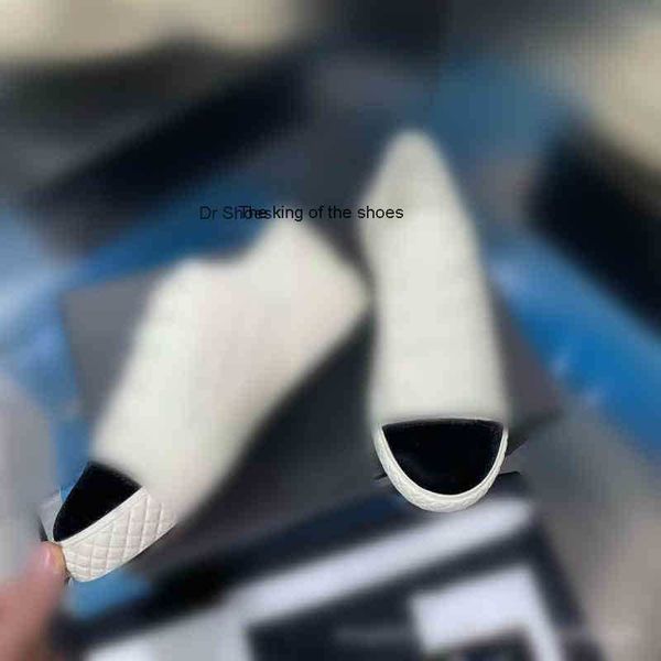 

new board fragrant small black and white color matching sports shoes thick bottom thread