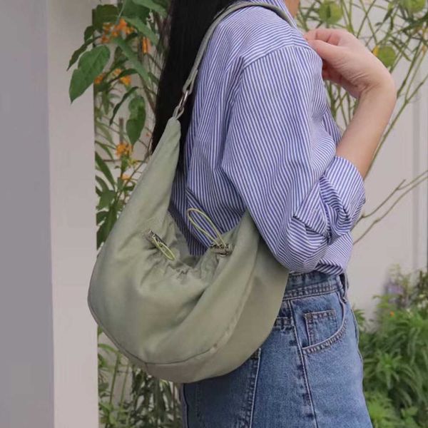 

2023 drawstring mouth nylon crescent bag fashion niche pleated dumpling bag large capacity shoulder bag selling 230406