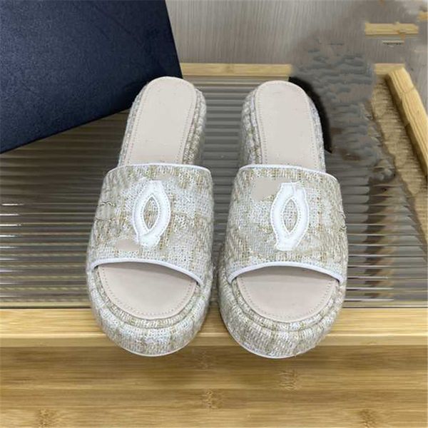 

fashion slippers 2023 channel design summer men and women flat shoes thick sole leather rubber letter logo casual cartoon slippers 06-07, Black