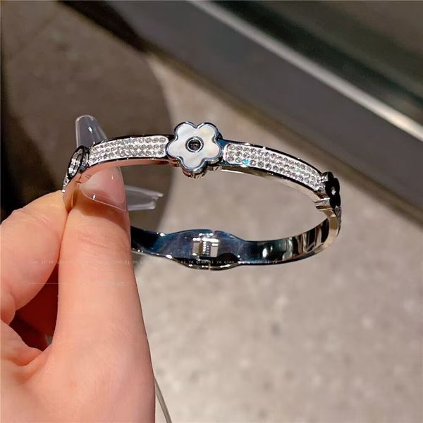 

2023 New Classic Vans Bangle designer fashion Bracelet colver jewelry 18k gold plated chains metal cleefly Charm for girls Chrismas party Holiday gift