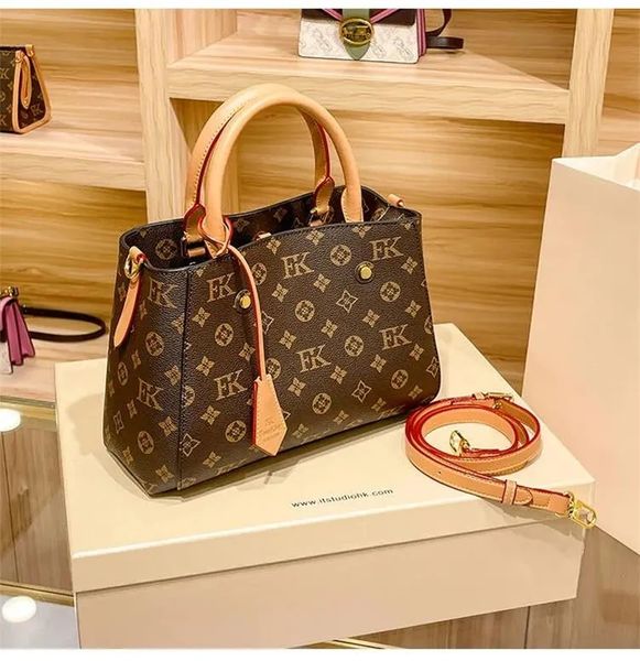 

totes 2023 designer luxury satchel messenger handbag leather strim handles with shoulder strap crossbody bag french bag