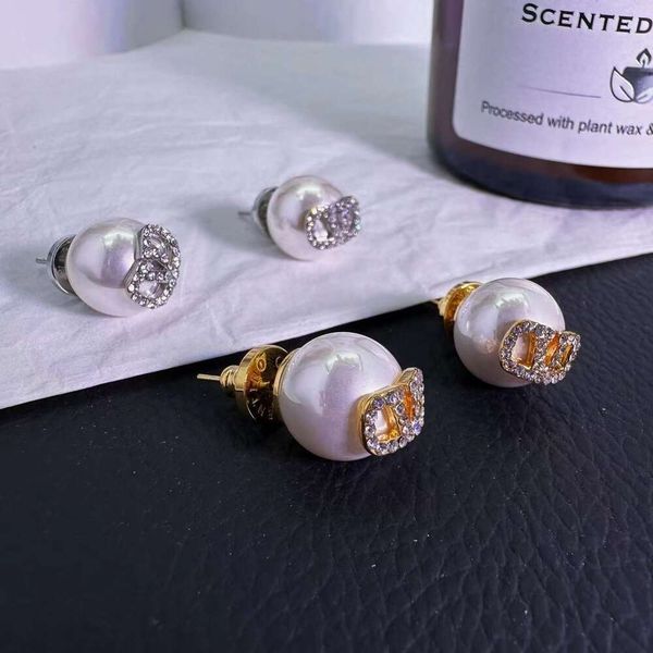 

Classic Designer Earrings Jewelry Letter V Valentinolies jewelry New pearl studded diamond V-letter earrings temperament paired single pearl earring for women