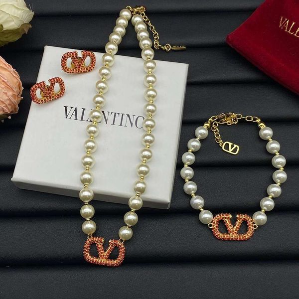 

Classic Designer Necklace Jewelry Letter V Valentinolies jewelry High Quality Necklaces Pearl Light Luxury French Collar Chain New Advanced Feeling Neckchain