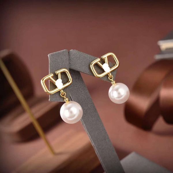 

Classic Designer Earrings Jewelry Letter V Valentinolies jewelry Pearl Earrings High end Fashionable Earrings Temperament Anti Allergy High Edition Earrings