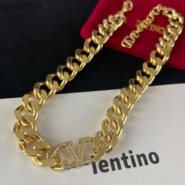 

Classic Designer Necklace Jewelry Letter V Valentinolies jewelry Twisted Chain V-shaped Rhinestone Brass Material Necklaces Fashion Versatile High Grade Jewelry