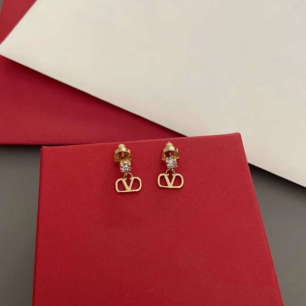 

Classic Designer Earrings Jewelry Letter V Valentinolies jewelry V-Letter Earrings for Women 925 Silver Needle Simple and Versatile Style Earrings jewelry gifts