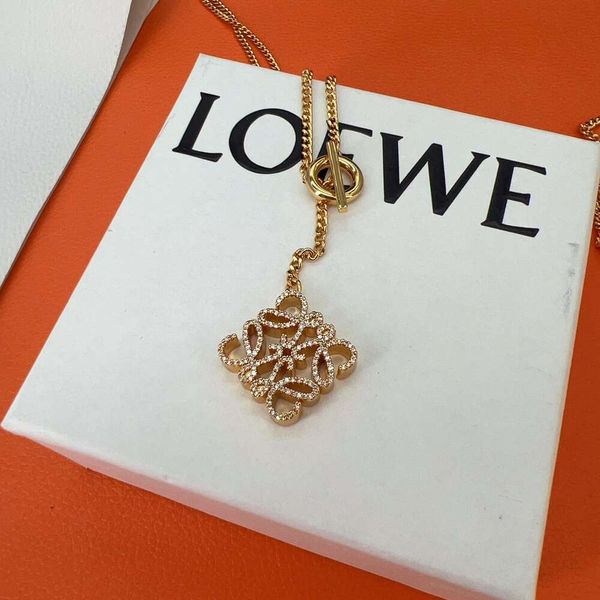 

Classic designer necklace loeve jewelry Luxury fashion jewelrys French geometric hollowed out diamond carved square necklace light luxury OT collarbone chain