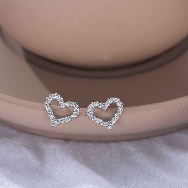 

Charm Charm Authentic Platinum Earrings Female Imported moissanite Heart Drill Earbone Nails Temperament Diamond Heart Hollow Earrings Female