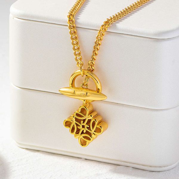 

Classic designer necklace jewelry Luxury fashion jewelrys niche design high-end geometric hollowed out three-dimensional carving simple pendant necklace