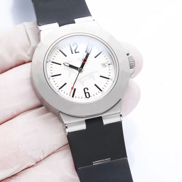 

a mechanical watch that can be worn by both men and women with a stylish and authentic carved movement, paired with a 10 atm waterproof stre, Slivery;brown