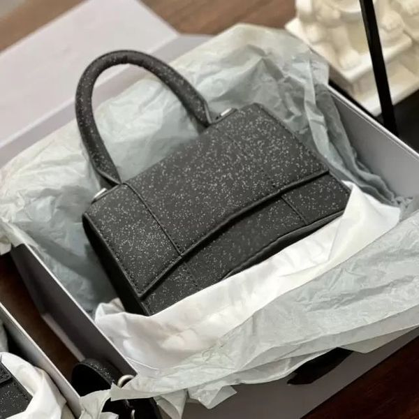 

2023 fashion ladies handbags luxury designer shoulder bags famous design shiny tote bag letter pendant large capacity hand carry wallet cros, Black;red