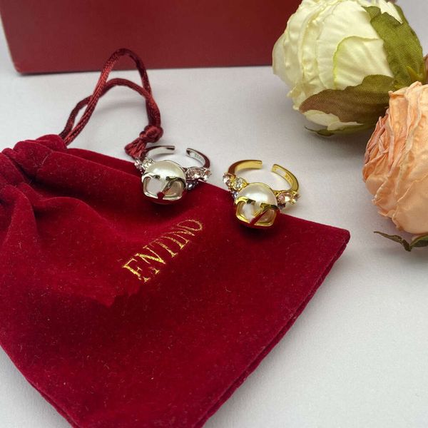 

Classic Designer Ring Jewelry Letter V Valentinolies jewelry 23 Autumn New High Grade Embedding Pearl Decoration high grade Design Fashion English Letter Ring