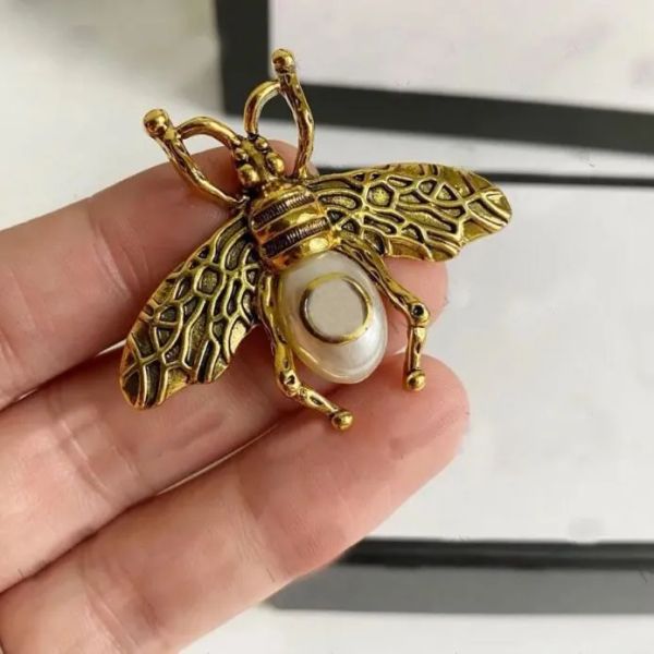 

Fashion bee Charm Pins brooches for mens and women designer jewelry party wedding lovers gift jewelry engagement with box