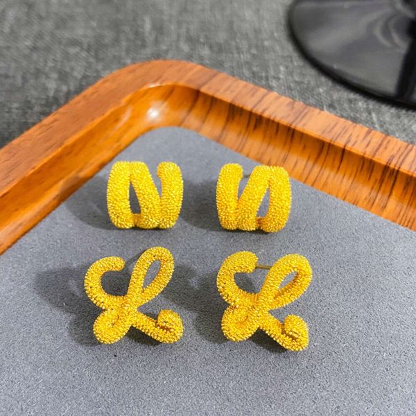 

Classic designer earrings loews jewelry Luxury fashion jewelrys French Gold Irregular Granular Sense Middle Ancient Exquisite Earrings Small C-shaped Earrings