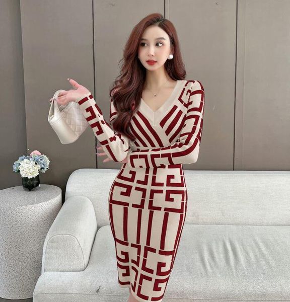 

v-neck geometric pattern knitted dress 2023 women's new fashionable temperament long sleeved plaid contrast color sweater dress, Black;gray