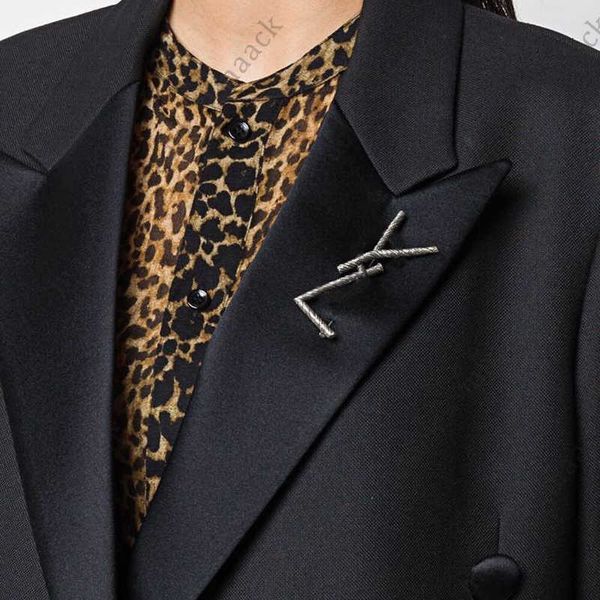 

fashion designer broochs for women mens luxury diamonds broochjewelry dress accessory womens black brooches breastpin box new m230410, Gray