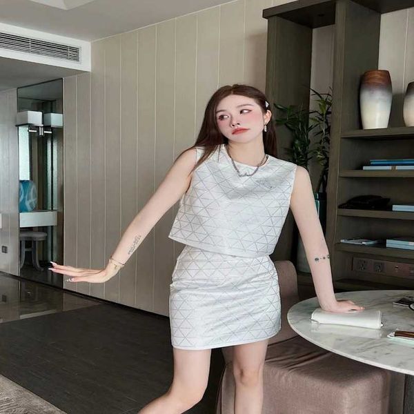 

2023 womens designer t shirt tracksuit shirt spring/summer 2023 diamond triangle print color contrast sleeve pants casual half skirt, White